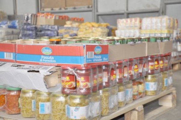 Poşta Română a donat sinistraţilor din Buzău 10 tone de alimente